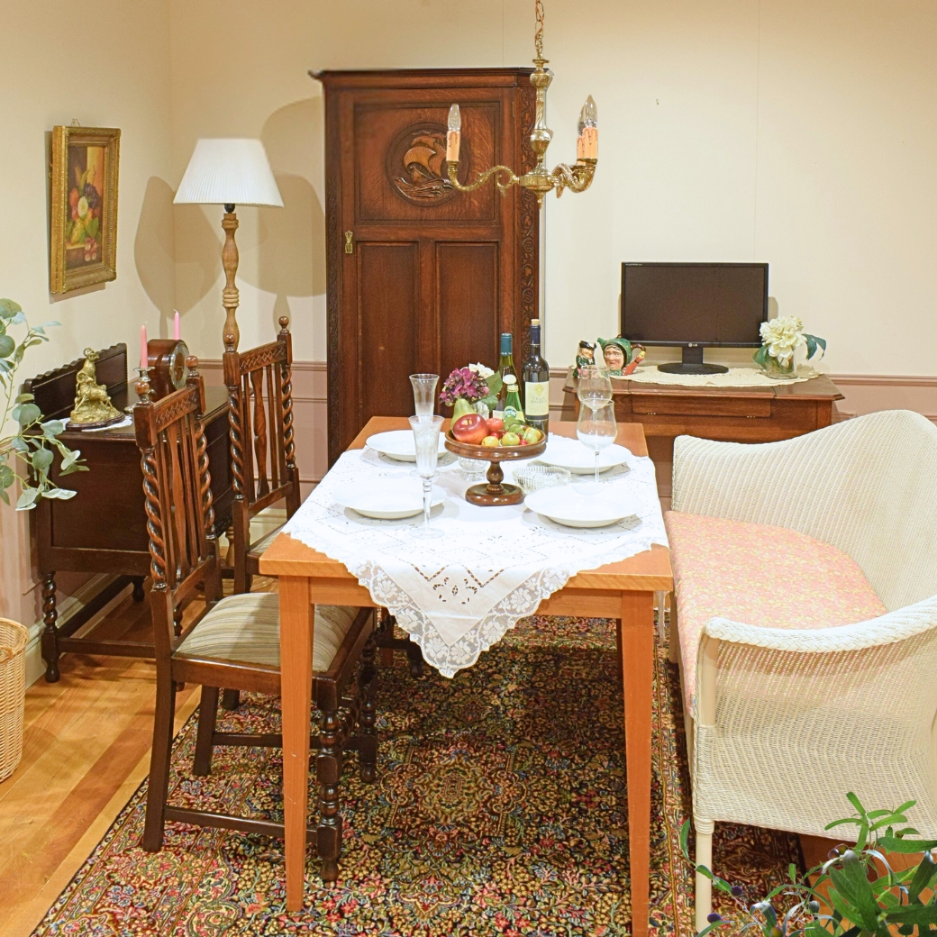 英国アンティークの | 大きなワードローブを食器棚に使う、英国スタイルのダイニング