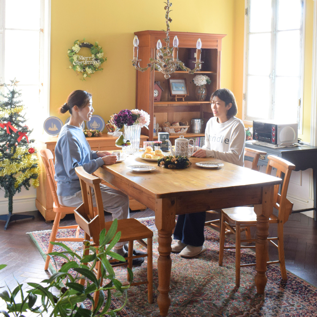 ナチュラルカントリーの | アンティーク家具で映える大人ナチュラルなクリスマスの食卓