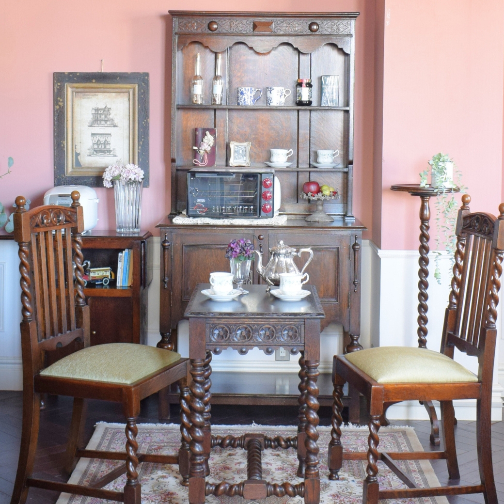 夫婦2人でご飯を食べるツイストのダイニング