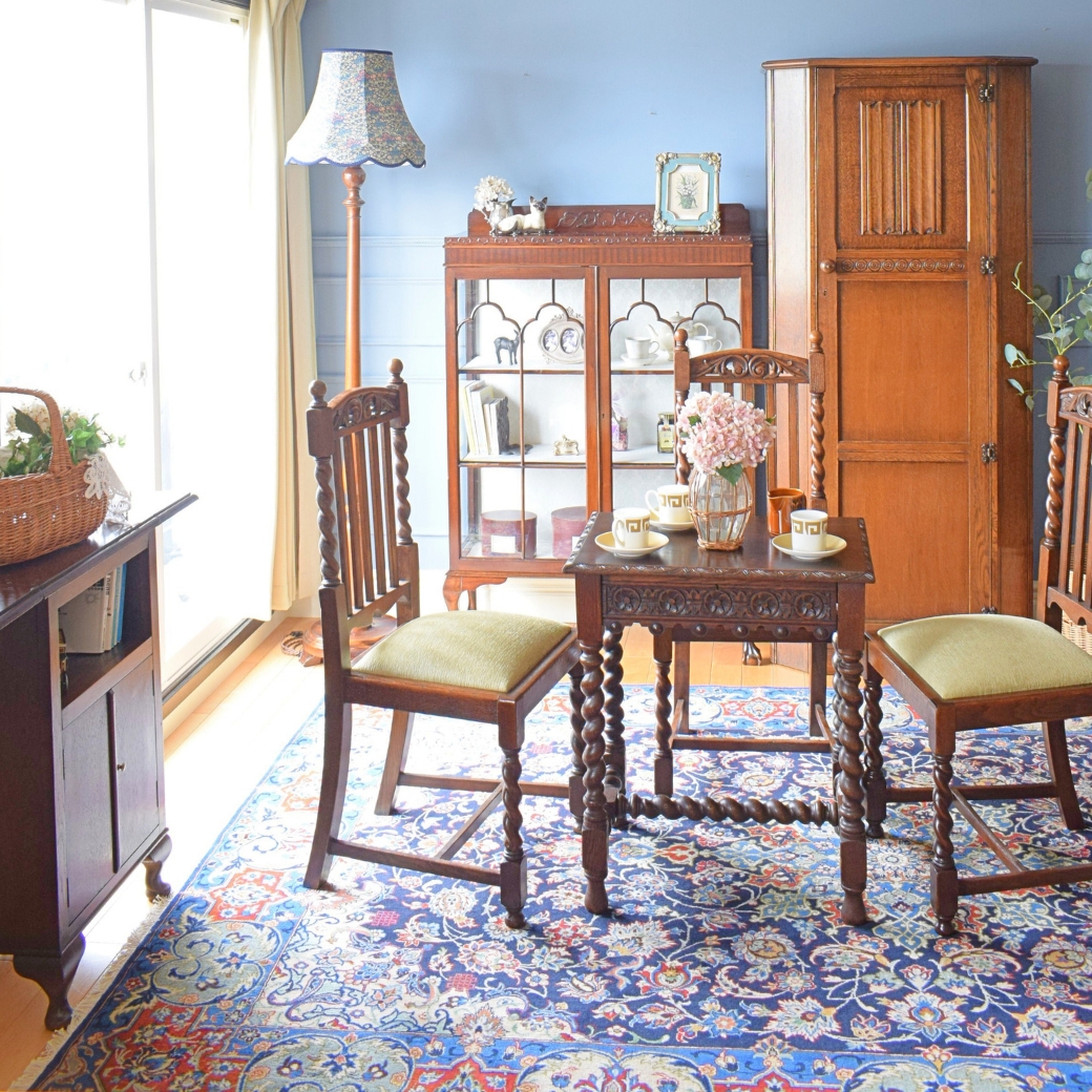 英国アンティークのリビング | 大荒れの空模様の日に、部屋と体を整えるリビング