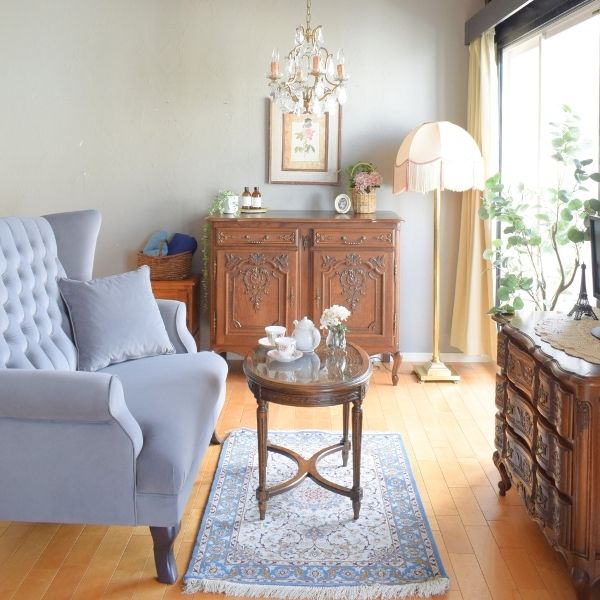家具の高さを抑えておしゃれに魅せるフレンチスタイルのリビング