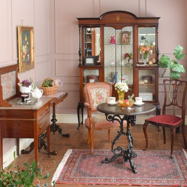 パーラーキャビネットを眺めながら疲れを癒すサロン