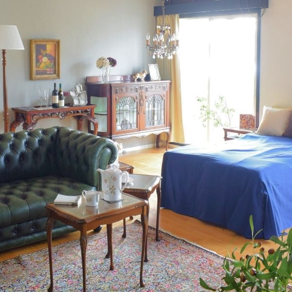 オリンピックロスを解消するソファのある寝室