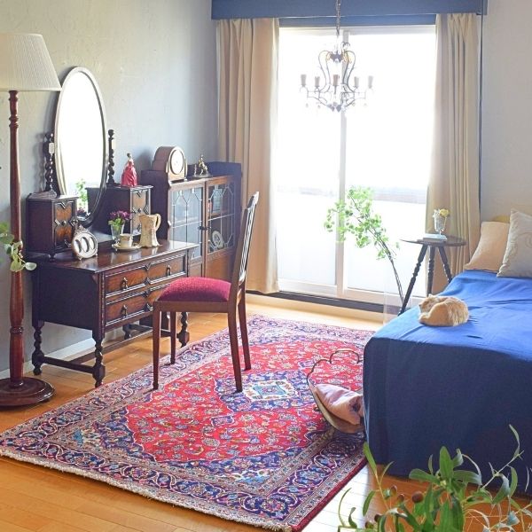 今年初のゴルフに出かける前に、素振りをチェックする寝室