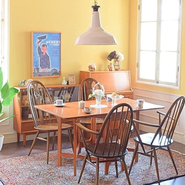 お出かけ前に夕食の準備をする北欧スタイルのダイニング