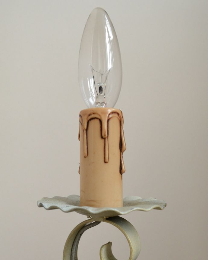Handleオリジナル　照明・ライティング　Handleオリジナル シャンデリア(コトン・ホワイト・E17シャンデリア球3個付き)。アンティークらしいデザインまるで本物のロウソクが垂れているような蝋管のデザインも人気です。(CR-003)