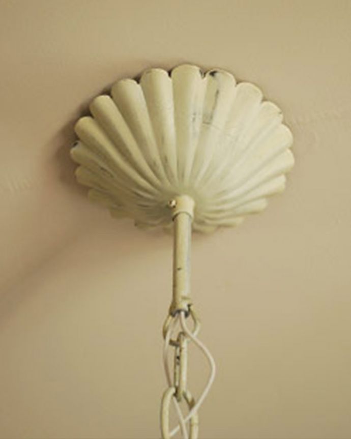 照明・ライティング Handleオリジナル シャンデリア(エッフェル・ホワイト・パープルビーズ・E17シャンデリア球4個付き)。取り付け部分も美しい･･･天井との接続部分には、高級感あふれるカバーを。(CR-008-2)