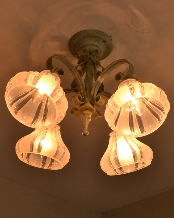 Handleオリジナル　照明・ライティング　Handleオリジナル 天井付けのシャンデリア（エッフェル・ホワイト）（4灯）（Ｅ17シャンデリア球付）。電球はＥ17口金サイズで1灯につき100Ｗまで使えます。(CR-020-b)
