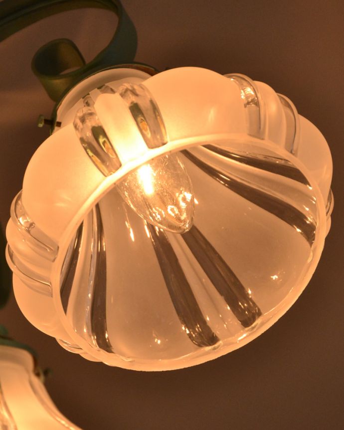 Handleオリジナル　照明・ライティング　Handleオリジナル 天井付けのシャンデリア（エッフェル・ブルー）（Ｅ17シャンデリア球付）。ガラスのシェードに光が反射してキラキラと綺麗です。(CR-020-c)