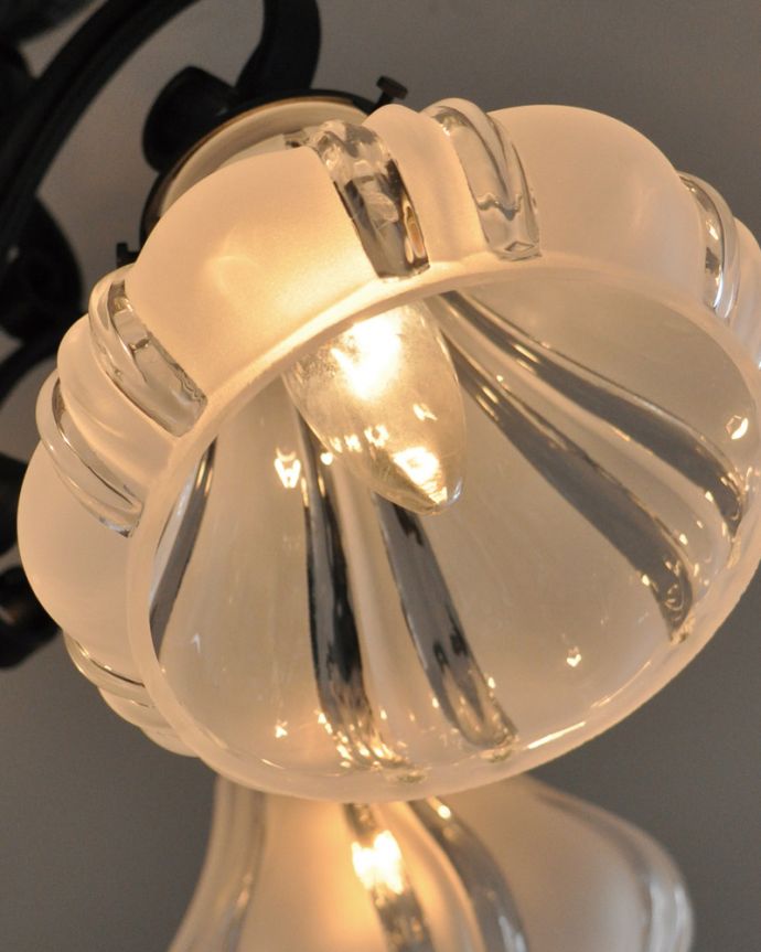 Handleオリジナル　照明・ライティング　Handleオリジナル 天井付けのシャンデリア（エッフェル・ブラック）（4灯）（Ｅ17シャンデリア球付）。ガラスのシェードに光が反射してキラキラと綺麗です。(CR-020)