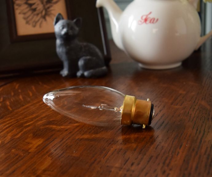 電球・オプション　照明・ライティング　イギリス電球・シャンデリア球（B22口金・40W)。明るめの40W英国式の電球は口金部分もゴールドで見た目もかっこいいんです。(DK-1)