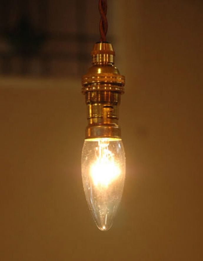 電球・オプション　照明・ライティング　イギリス電球　（キャンドル型・60W）。キャンドルが灯ったようなブラケットタイプに使われいます。(DK-2)