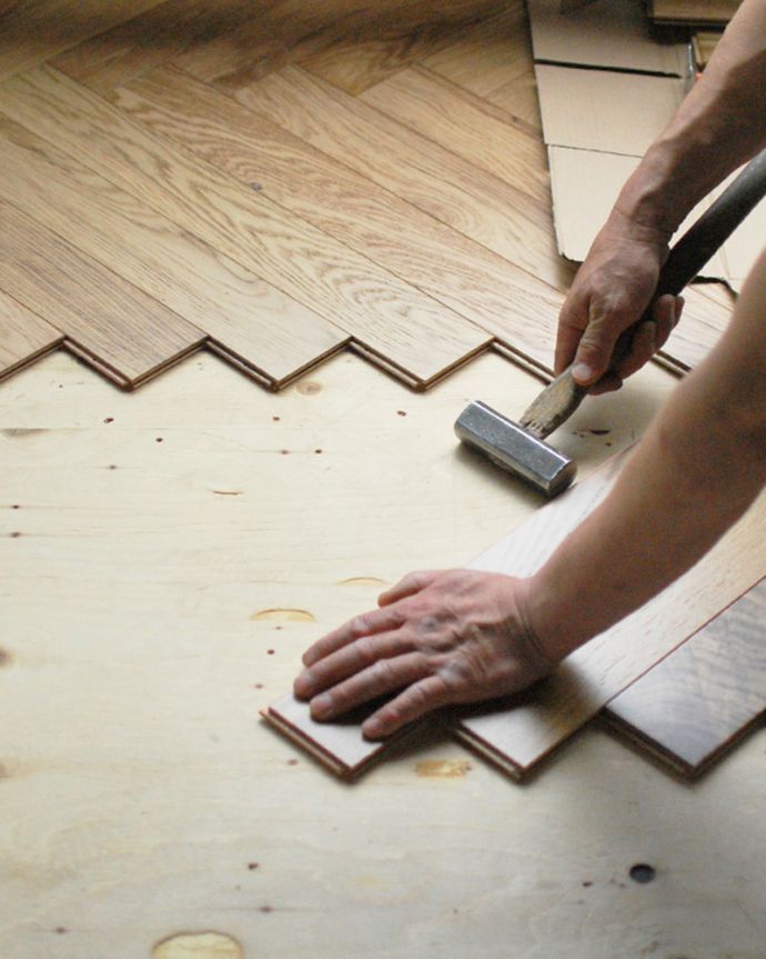 床材　お部屋づくりの材料（建材）　Handleハンドルの床材、オーク材の ヘリンボーンの床。一枚ずつ組み合わせます施主支給品です。(HOW-05)