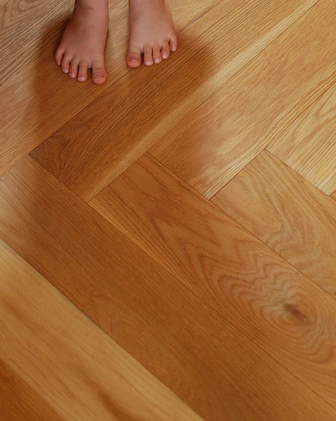 床材　お部屋づくりの材料（建材）　Handleハンドルの床材、オーク材の ヘリンボーンの床。肌触りが気持ちいいオーク材は狂いが少ないので、無垢材を使ってカッコよく仕上げることが出来ます。(HOW-05)