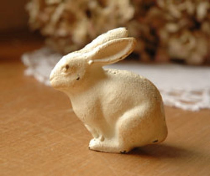 リビング雑貨　インテリア雑貨　オブジェ（ラビット）。ちょこんと座っている可愛いウサギに思わず微笑んでしまいます。(OJ-03)