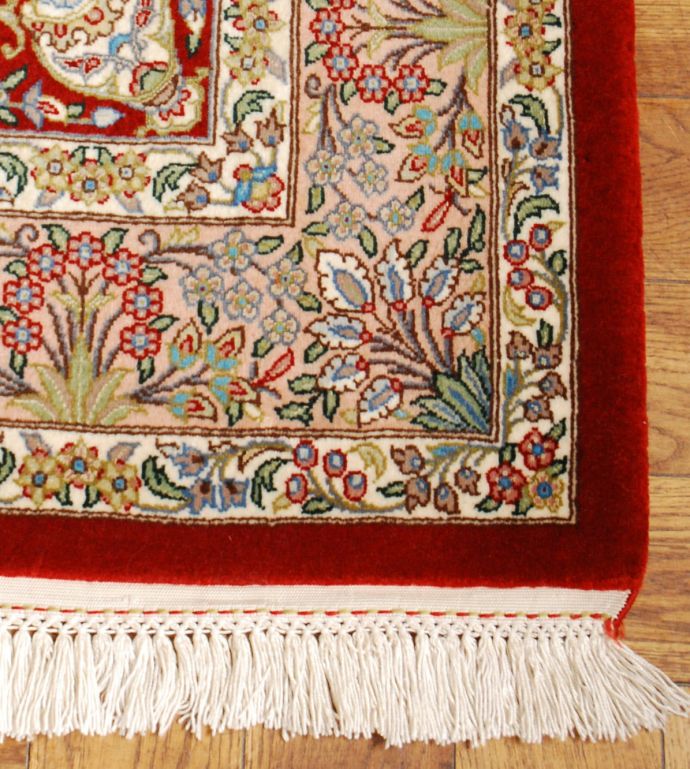 お花の模様がたっぷり描かれた イランの聖地クムの絨毯 Ok 3 アンティーク雑貨