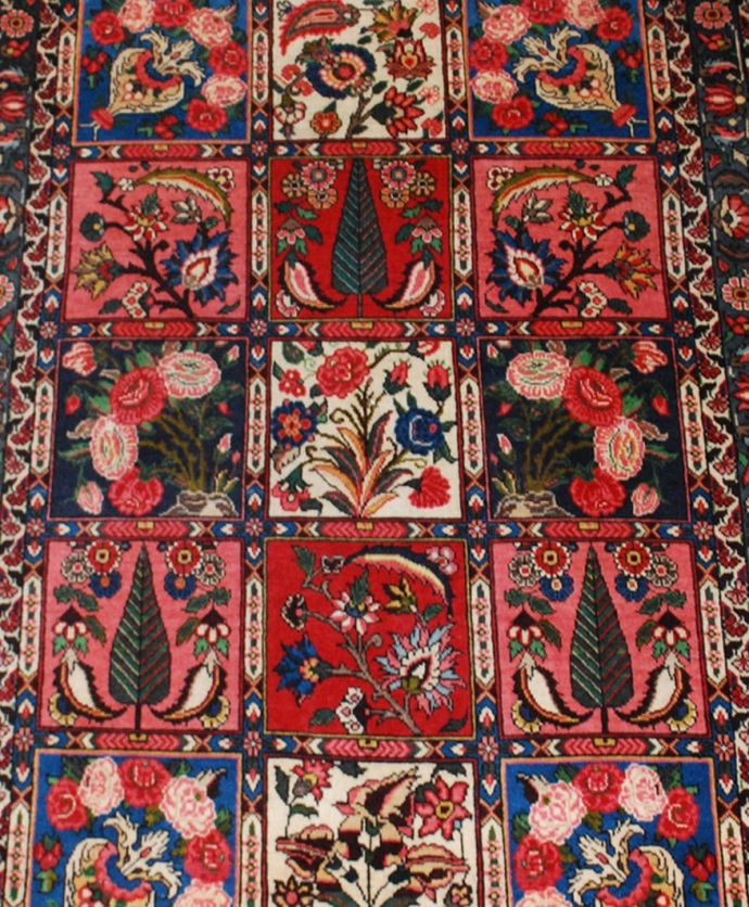 アンティーク 布製の雑貨　アンティーク雑貨　いろんな模様が描かれたオールドペルシャ「バクティアリ」。バクティアリ族の華やかな絨毯イランの植物や動物、ペルシャ庭園などのガーデンモチーフが描かれた貴重なオールドペルシャです。(OK-4)