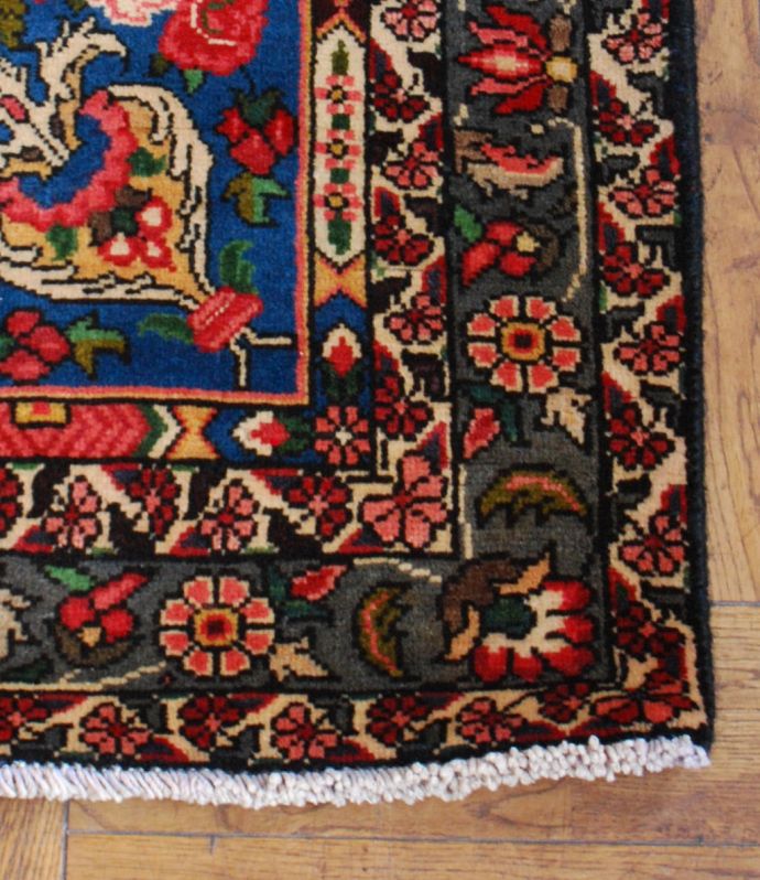 アンティーク 布製の雑貨　アンティーク雑貨　いろんな模様が描かれたオールドペルシャ「バクティアリ」。天然染料の美しさ汚れにくく結びもしっかりとしていてずっしりしている羊毛で編み上げた絨毯。(OK-4)