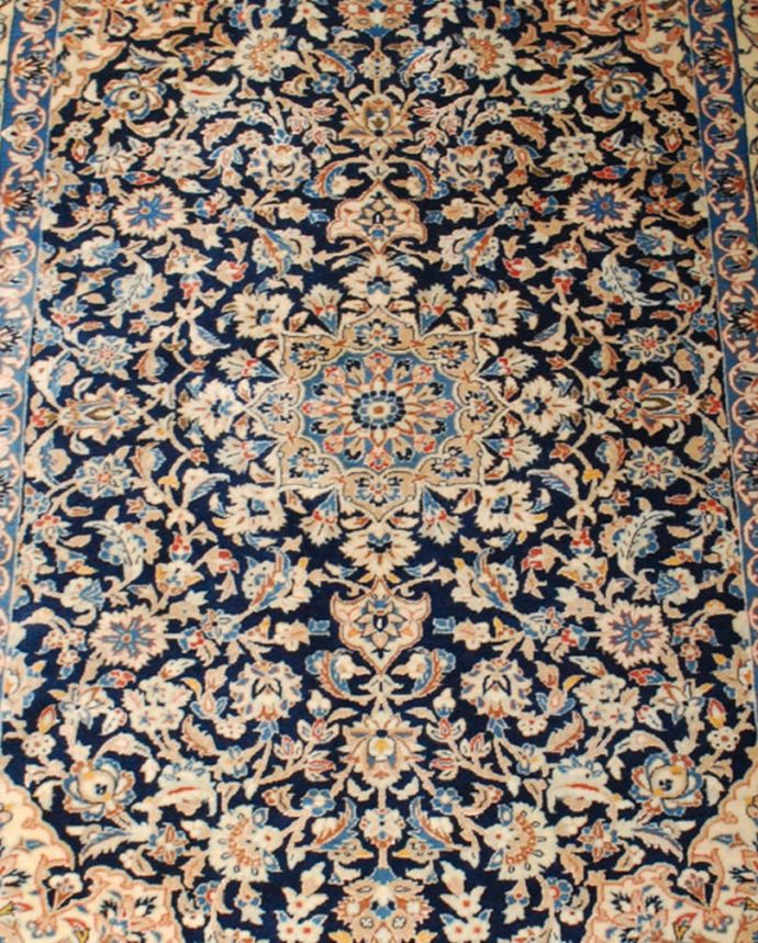 アンティーク 布製の雑貨　アンティーク雑貨　アンティーク家具との相性バツグン！ペルシャ絨毯の王様「イスファハーン」。ペルシャ絨毯の王様イスファハーンメダリオンを囲むシャーアッパスの花をエスリミでつなぐイスファハーンの代表的なデザイン。(OK-5)