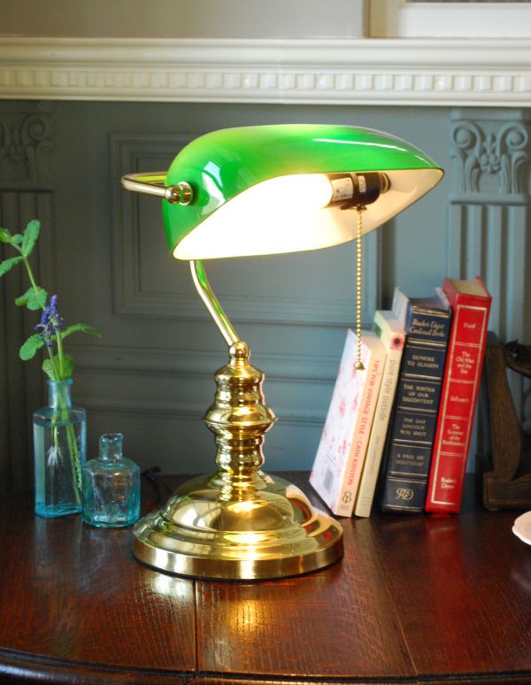 スタンドライト　照明・ライティング　グリーンの真鍮製デスクランプ（バンカーズライト）（電球セット）。書斎のデスクにもピッタリなアイテムです。(TL-0017)