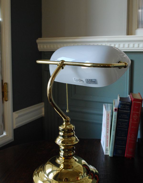 スタンドライト　照明・ライティング　ホワイトの真鍮製デスクランプ（バンカーズライト）(電球セット)。後ろ姿も美しいランプです。(TL-0018)