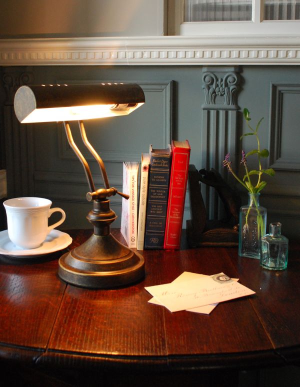 スタンドライト　照明・ライティング　真鍮製デスクランプ（ピアノライト）アンティーク色（電球セット）。書斎のデスクにもピッタリなアイテムです。(TL-0020)