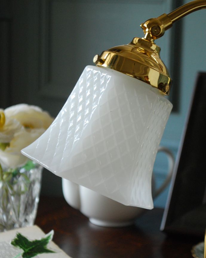 スタンドライト　照明・ライティング　ミルクガラスシェード付きのテーブルランプ（真鍮メッキ）。人気のミルクガラスに、贅沢にカッティングされたチェック模様が可愛いデザインです。(TL-0040)
