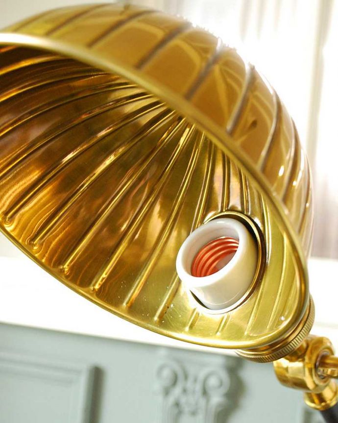 スタンドライト　照明・ライティング　キラッと輝くゴールド色。アンティーク風のデスクランプ(電球なし)。日本球対応のテーブルランプです。(TL-0041)