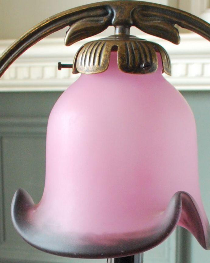 Handleオリジナル　照明・ライティング　フランスから届いたテーブルランプ、ガラスシェードのアンティーク風ランプ（Ｅ17電球付）。オトナ色の素敵なシェードフランスのアンティークらしい形をした可愛いデザインのガラスのシェード。(TL-0101)