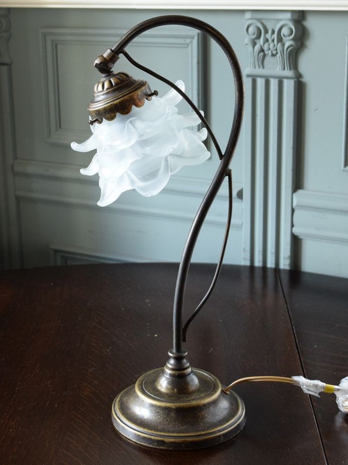フランスらしいテーブルランプ、バラのシェードのアンティーク風ランプ（E17丸球付）