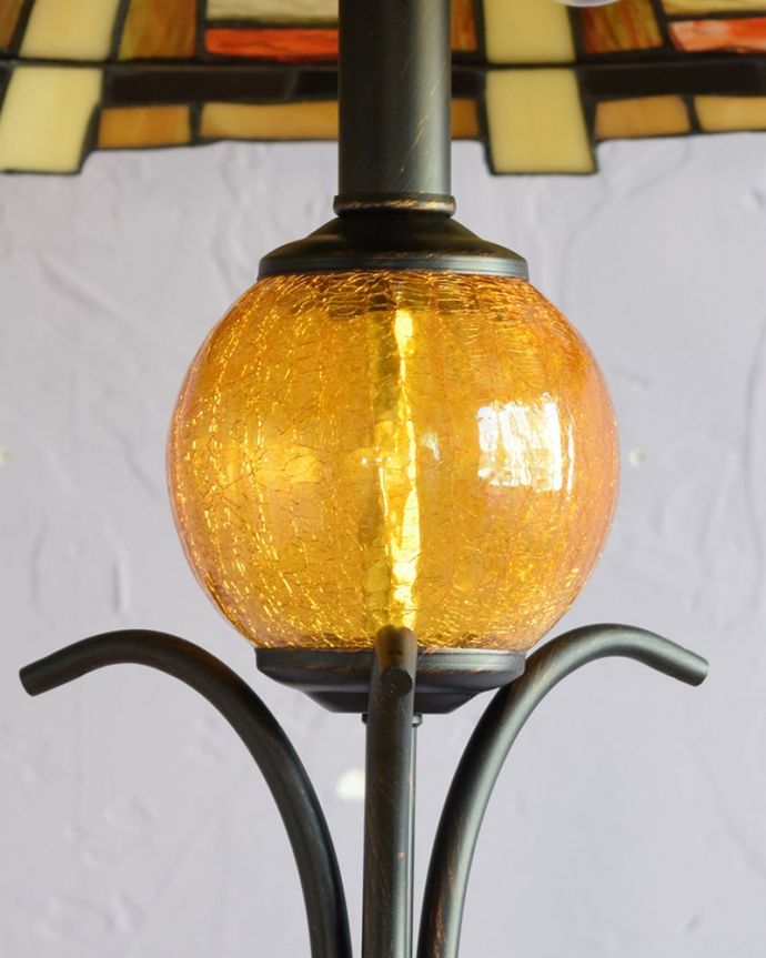 アンティーク調のおしゃれな照明、ステンドグラスのフロアランプ（3灯