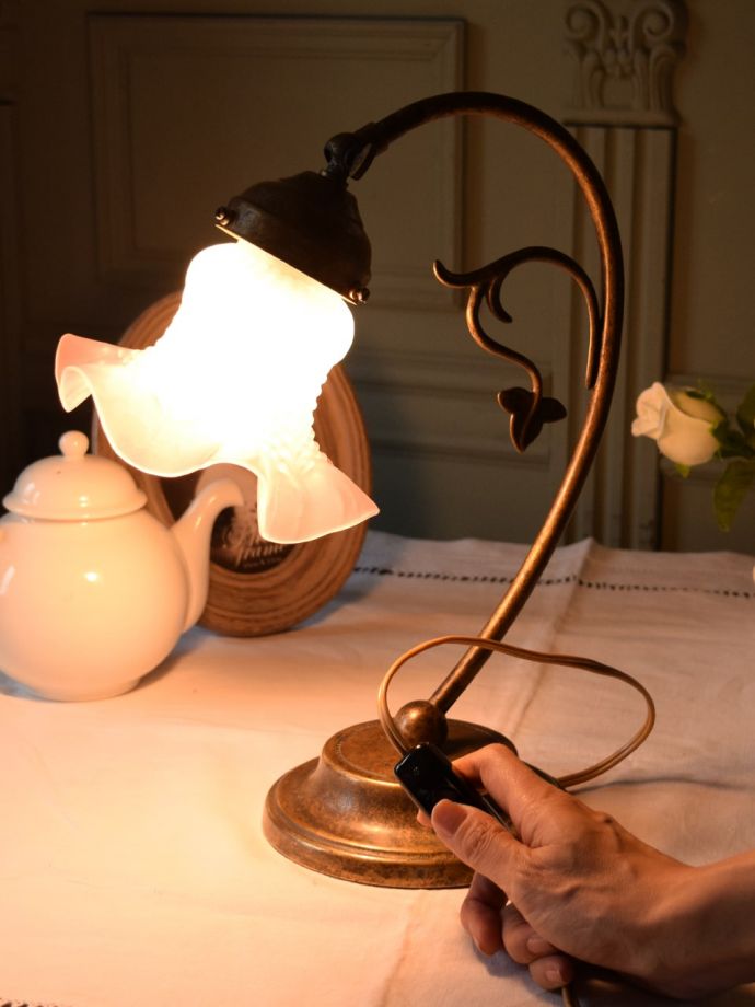 イタリアから届いた真鍮製のテーブルランプ、おしゃれな照明器具（Ｅ17 