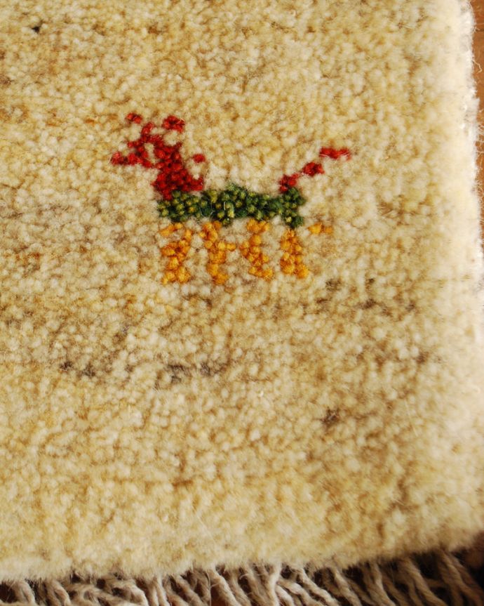 アンティーク 布製の雑貨　アンティーク雑貨　ギャッベ。こちらは「羊・ヤギ」の模様が編まれています。(b-96)