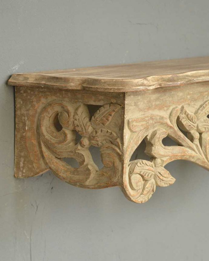 アンティーク風のインテリアアクセサリー　アンティーク風　フランスから届いたペイントのアンティーク風ミニシェルフ（Wooden Shelf Mystere）。フランスらしい優雅な彫りが隅々に施されています。(cf-1002)