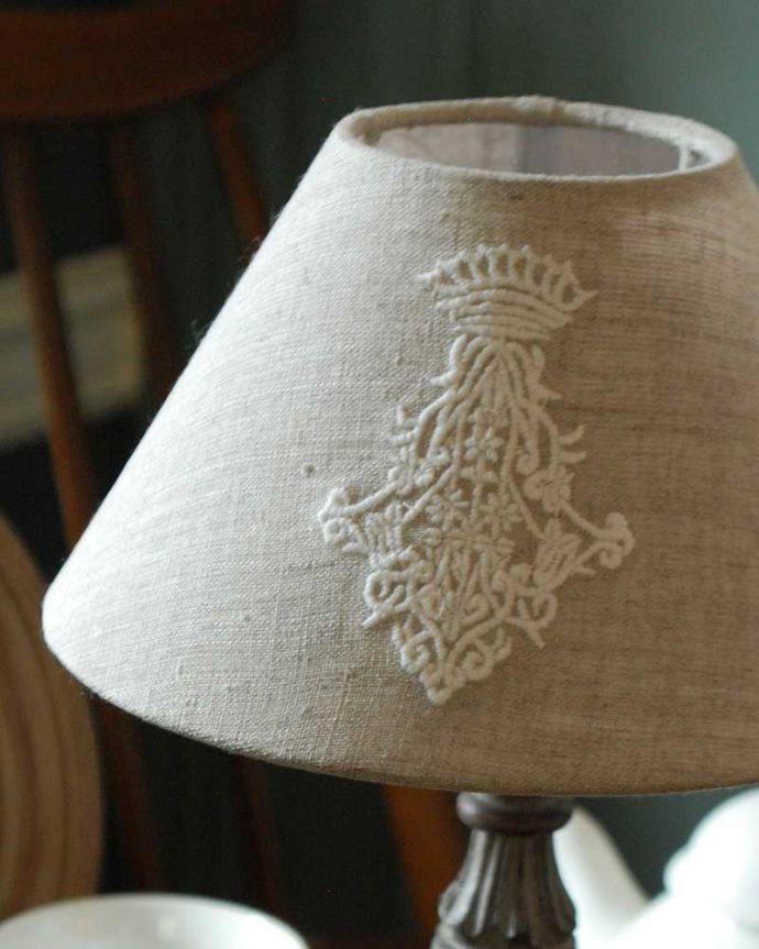 スタンドライト　照明・ライティング　ナチュラルカラーのシェード×シックなスタンドを合わせたテーブルランプ(E17丸球付)（Wooden Lamp Mignardise）。ぬくもりある雰囲気の布シェード。(cf-1008)