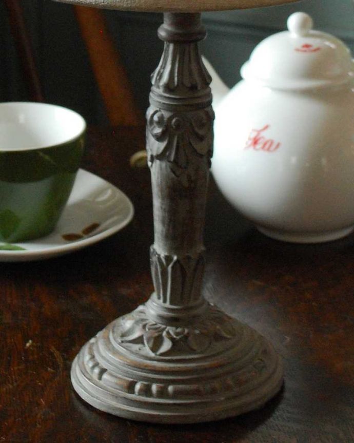 スタンドライト　照明・ライティング　ナチュラルカラーのシェード×シックなスタンドを合わせたテーブルランプ(E17丸球付)（Wooden Lamp Mignardise）。フランスらしく女性らしい美しい彫りのスタンド部分。(cf-1008)