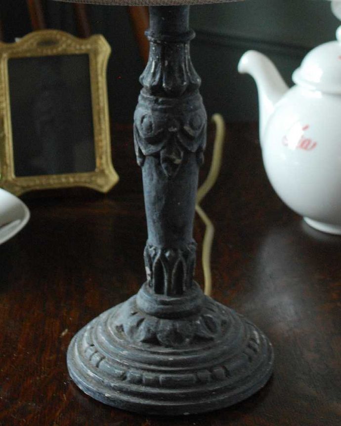スタンドライト　照明・ライティング　クールなフランスデザインが光る、テーブルランプ(E17シャンデリア球付)（Wooden Lamp Mignardise）。フランスらしく女性らしい美しい彫りのスタンド部分。(cf-1009)