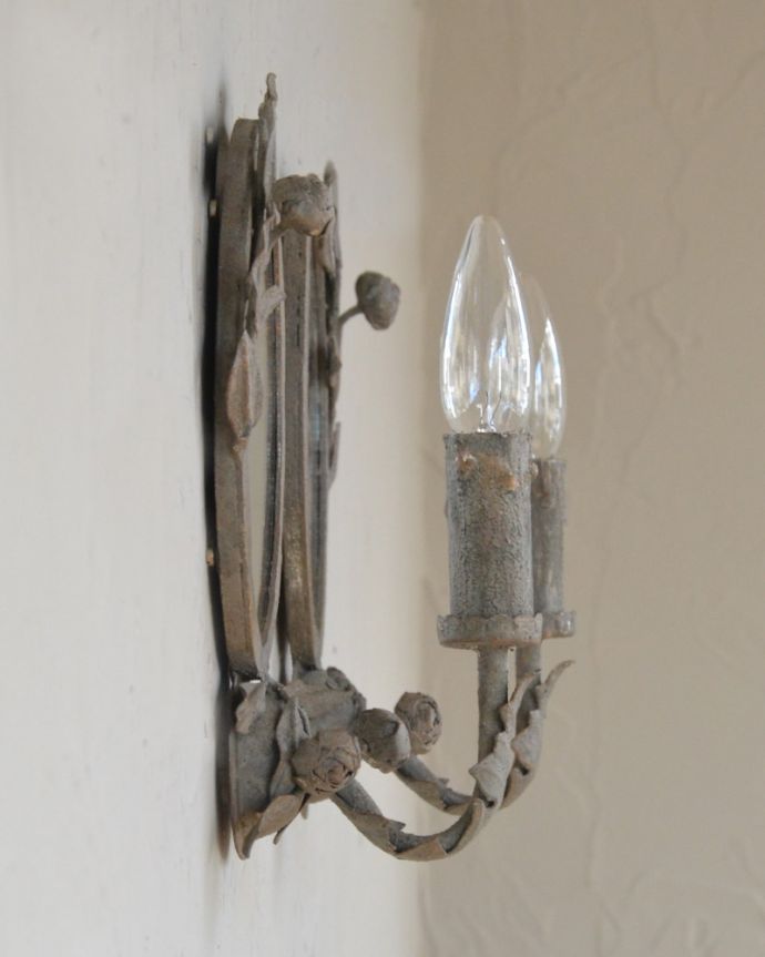 壁付けブラケット　照明・ライティング　フランス輸入の照明、ミラーのウォールブラケット（Ｅ14シャンデリア球2個付）Mirror Wall Lamp Coquetterie Small。横から見ると、こんな感じ。(cf-1021)