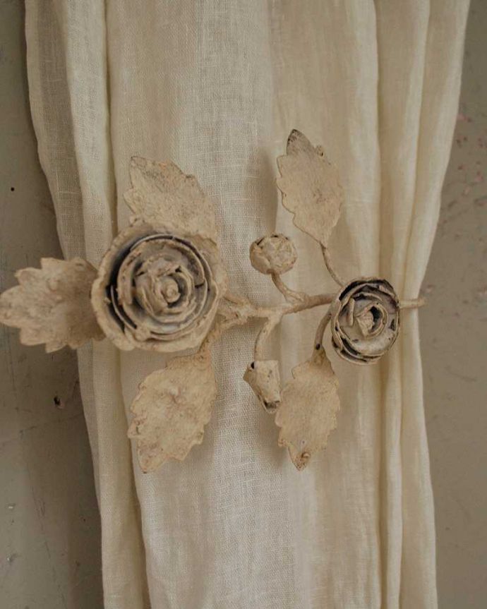 インテリア雑貨　バラの花がエレガント、フランスから届いたカーテンフック(Pair of Curtain Holders Roses)。バラのデザインがフランスらしくてとっても美しいんです。(cf-1025)