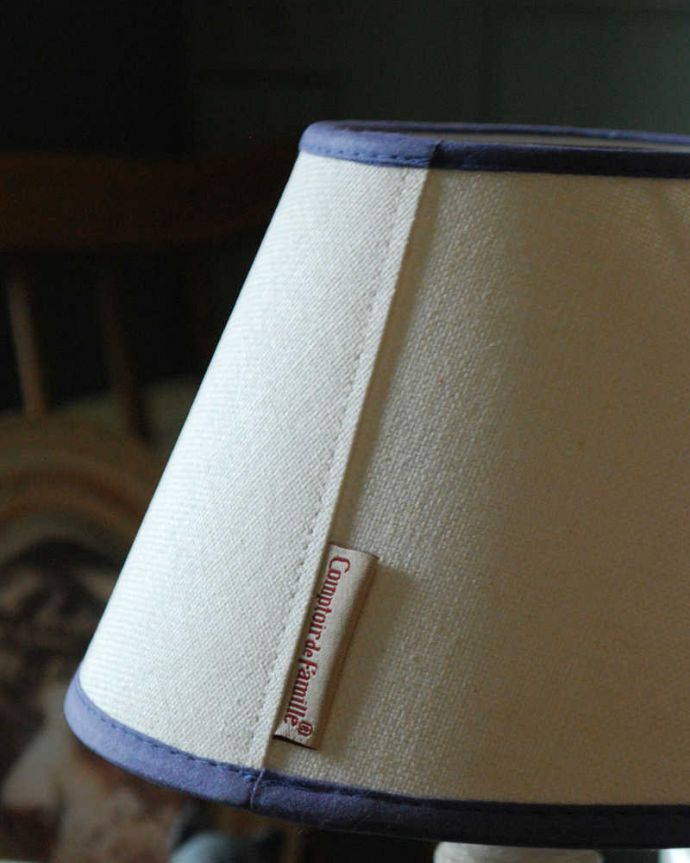 スタンドライト　照明・ライティング　ブルーのラインが爽やかな、白いテーブルランプ(E17シャンデリア球付)（Mini Wooden Lamp Chapiteau）。ぬくもりある雰囲気の布シェード。(cf-1030)