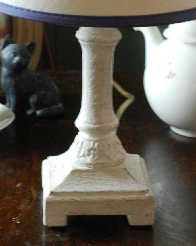 スタンドライト　照明・ライティング　ブルーのラインが爽やかな、白いテーブルランプ(E17シャンデリア球付)（Mini Wooden Lamp Chapiteau）。フランスらしく女性らしい美しい彫りのスタンド部分。(cf-1030)