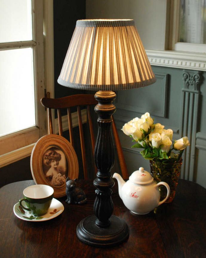 スタンドライト　照明・ライティング　ブラックのスタンドがカッコよく空間を引き締めるテーブルランプ(E26球付)（Wooden Lamp Melusine Small Size）。フランスらしい彫りが美しいテーブルランプデザインが美しいテーブルランプ。(cf-1034)