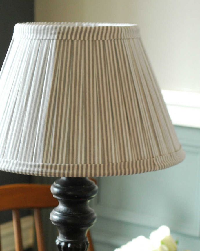 スタンドライト　照明・ライティング　ブラックのスタンドがカッコよく空間を引き締めるテーブルランプ(E26球付)（Wooden Lamp Melusine Small Size）。オシャレなデザイン。(cf-1034)