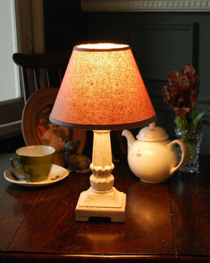 スタンドライト　照明・ライティング　ピンクのシェードが可愛い、フランスのテーブルランプ(Mini Wooden Lamp Nuage)。テーブルやデスクの上、ベッドサイドなど、いろんな場所に置いてテーブルランプの優しい灯りを楽しんでみませんか？ふんわりと周りを灯してくれるあたたかい明かりが１日の疲れを癒してくれます。(cf-1040)