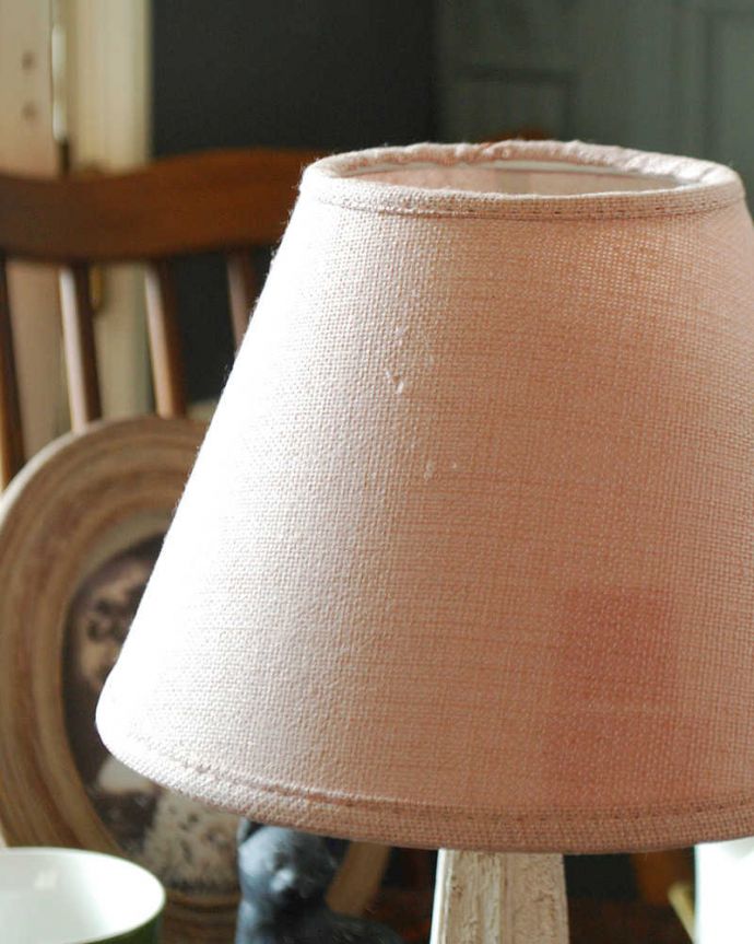 スタンドライト　照明・ライティング　ピンクのシェードが可愛い、フランスのテーブルランプ(Mini Wooden Lamp Nuage)。ぬくもりある雰囲気の布シェード。(cf-1040)