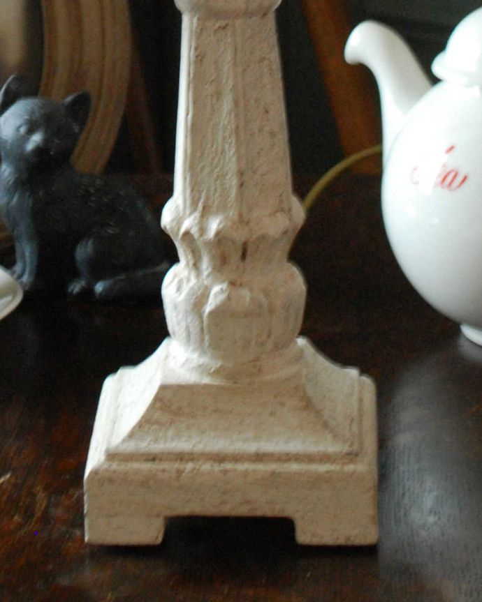 スタンドライト　照明・ライティング　ピンクのシェードが可愛い、フランスのテーブルランプ(Mini Wooden Lamp Nuage)。フランスらしく女性らしい美しい彫りのスタンド部分。(cf-1040)