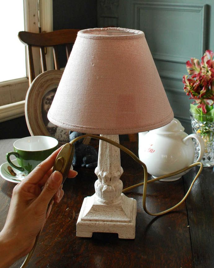 スタンドライト　照明・ライティング　ピンクのシェードが可愛い、フランスのテーブルランプ(Mini Wooden Lamp Nuage)。片手でカンタンに切り替えが出来るオン・オフのスイッチ付きです。(cf-1040)