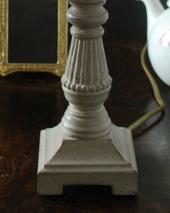 スタンドライト　照明・ライティング　アイボリーのシェード×シックなスタンドを合わせたテーブルランプ(E17シャンデリア球付)（Mini Wooden Lamp Perle）。フランスらしく女性らしい美しい彫りのスタンド部分。(cf-1041)