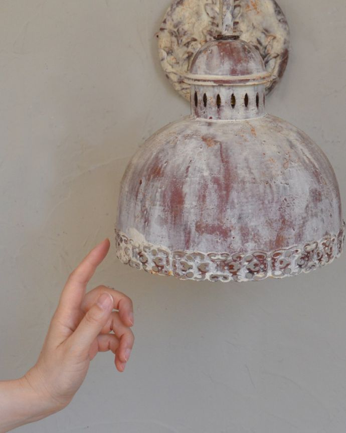 壁付けブラケット　照明・ライティング　お洒落な壁付け照明、フランスからきたウォールブラケット（Ｅ26丸球1個付）Wall lamp Mantille Boule。フランスらしいデザインのウォールブラケット。(cf-1043)