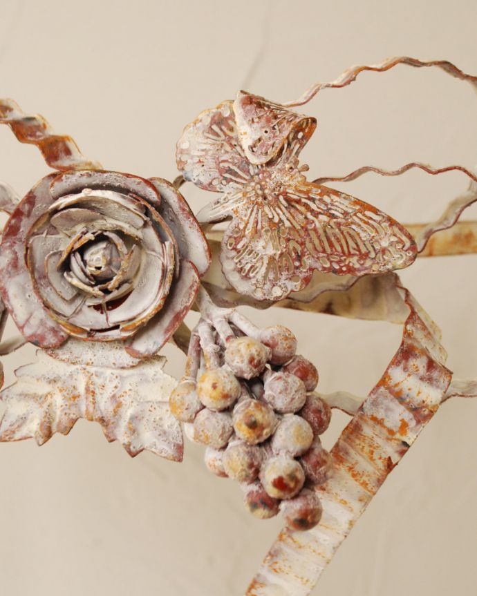 ファブリック（布）雑貨　インテリア雑貨　薔薇と蝶が華やかなフランス輸入のカーテンフックCurtain Frame Nursery。バラの花に引き寄せられた蝶々が美しいデザイン。(cf-1045)